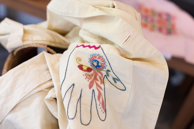 haft ręczny na bluzce